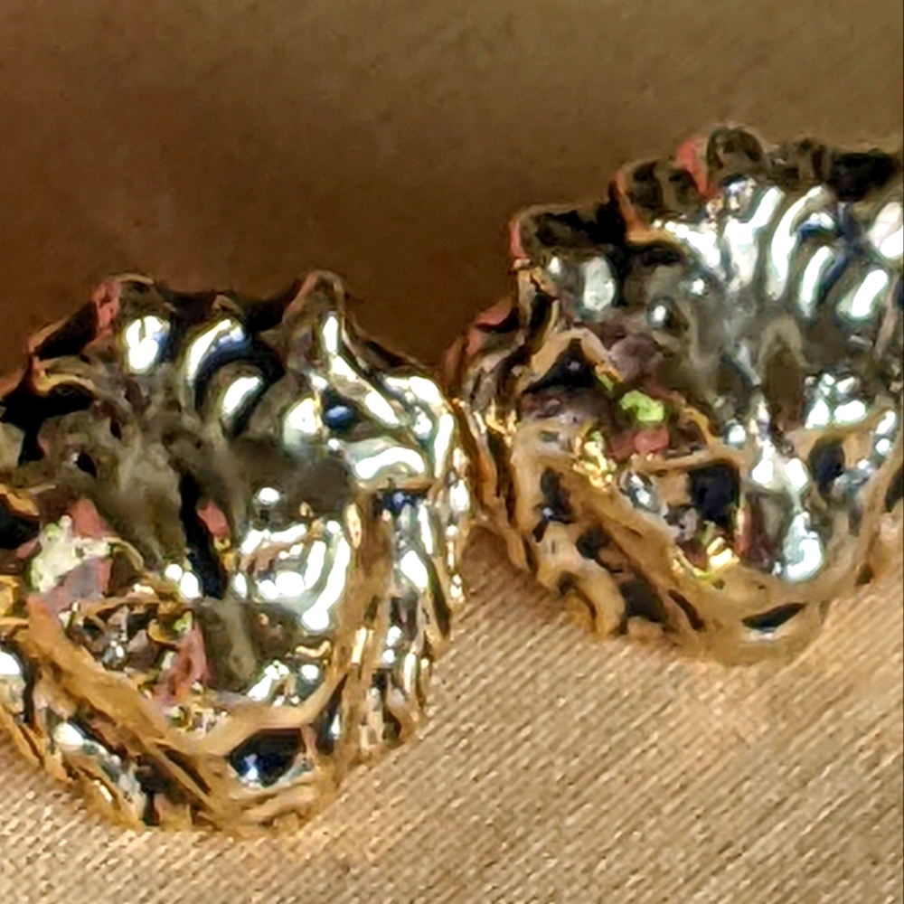 Chic vintage Anne Klein belt, with signature lions closure.